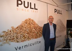 Piet Mertens at the stand of Pull Rhenen between vermiculite and perlite.